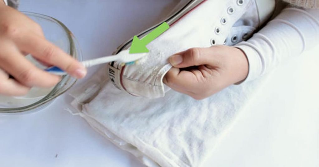 Toothpaste to clean converse: clean white converse shoes 