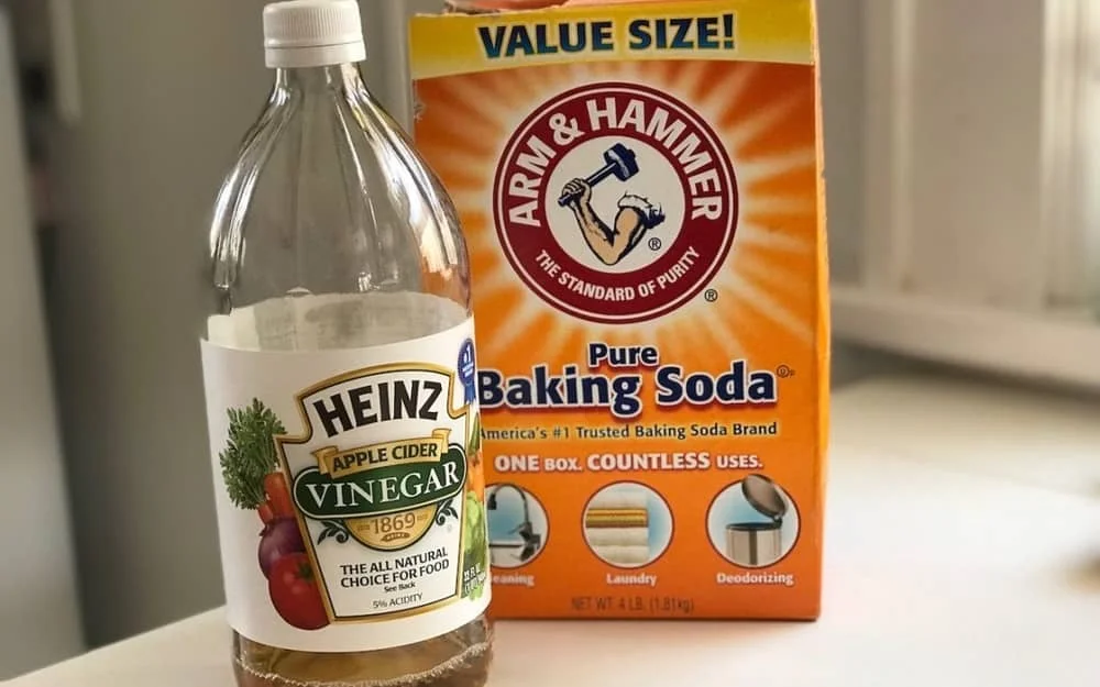 baking soda and vinegar: clean white shoes