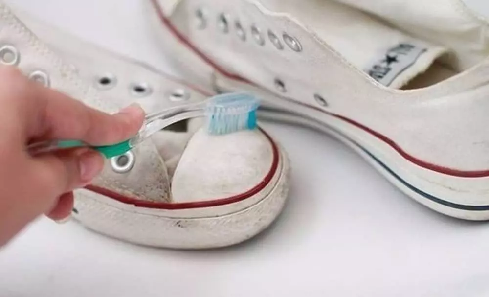 toothbrush to clean shoes: clean white converse shoes
