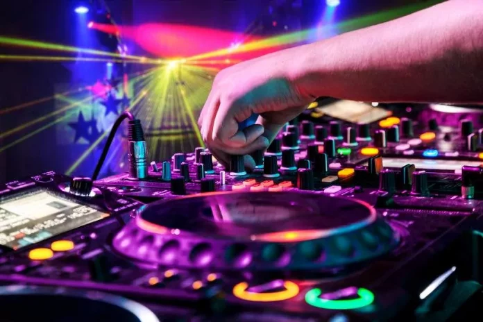 9 Essential Items Every Aspiring DJ Needs |Play It Like Martin Garrix