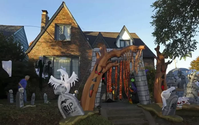 6 Awe-Inspiring Halloween Yard Decoration Ideas | Fill Your Home With Spooky Vibes!