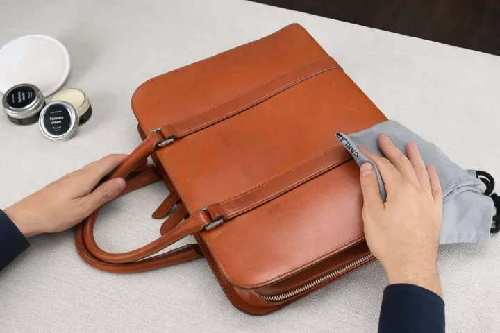 2# Cleaning A Leather Handbag With Cleaning Solution! 