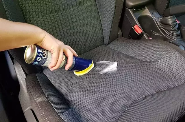 Method 3: Use Vinegar Mixture To Clean Your Cloth Car Seats 