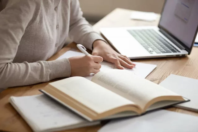 Should A Student Use An Essay Writing Service? 