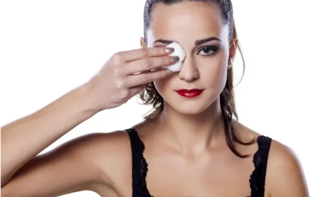 How To Remove Waterproof Eyeliner? Learn 4 Easy Methods! 