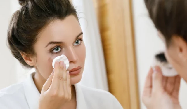 How To Remove Waterproof Eyeliner? Learn 4 Easy Methods! 